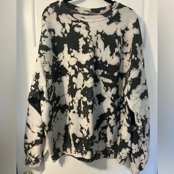 UO Urban Renewal Remade Monochrome Tie-Dye Crew Neck Sweatshirt One Size - Picture 1 of 6